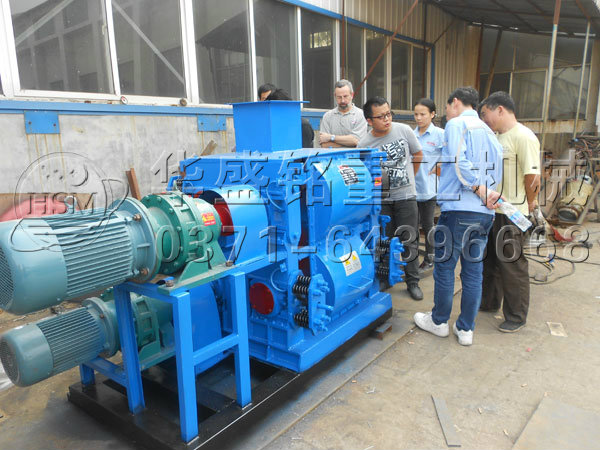 兩臺四輥破碎機(jī)發(fā)貨現(xiàn)場.jpg